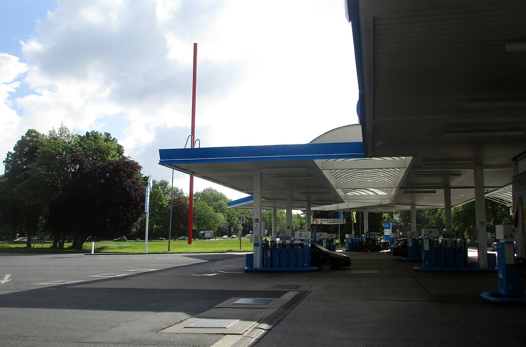 Die Tankstelle am Kölner Ende der Bundesautobahn A 555 am Verteilerkreis Militärringstraße / Bayenthal in Köln-Marienburg (2020).