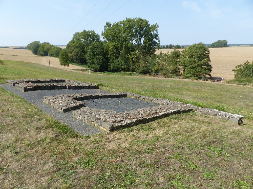 Rekonstruierte Grundmauern des Nordtors des Römerkastells Arnsburg-Alteburg (2018)