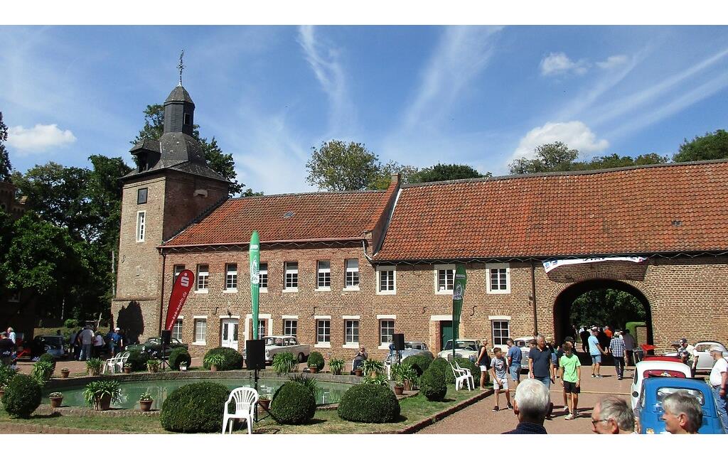 Die Vorburg von Schloss Loersfeld in Kerpen (2022).