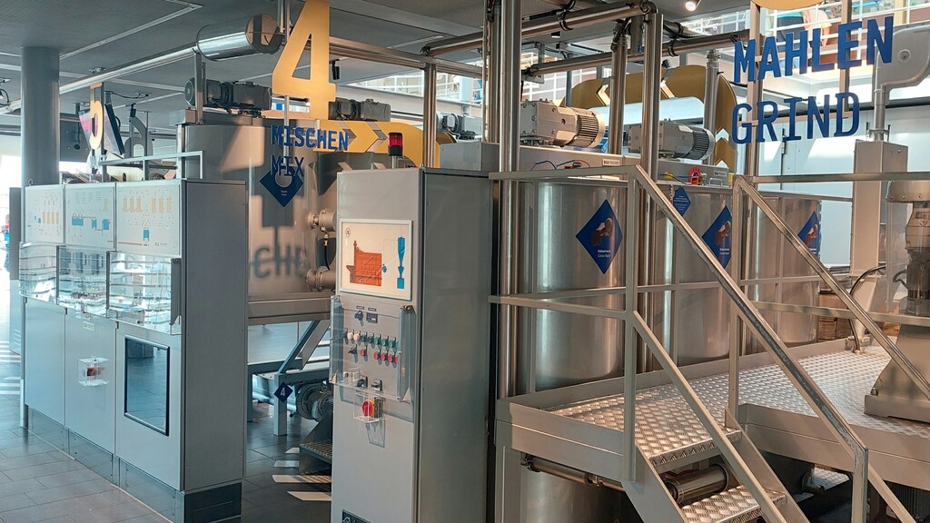 Als "gläserne Schokoladenfabrik" miniaturisiert nachgebaute Produktionsanlagen im Schokoladenmuseum am Kölner Rheinauhafen (2023).