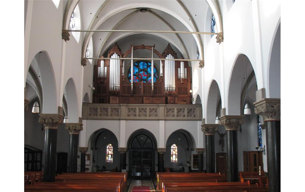 Innenraum der Pfarrkirche Sankt Arnold  mit Blick auf die Orgel (2012)