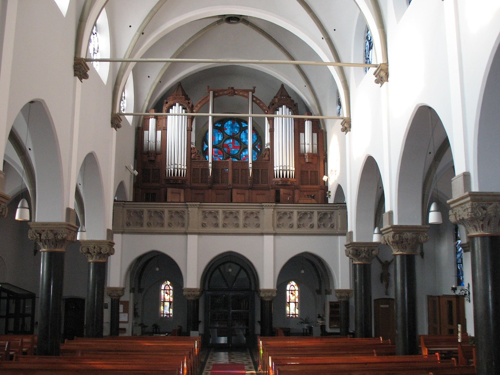 Innenraum der Pfarrkirche Sankt Arnold  mit Blick auf die Orgel (2012)