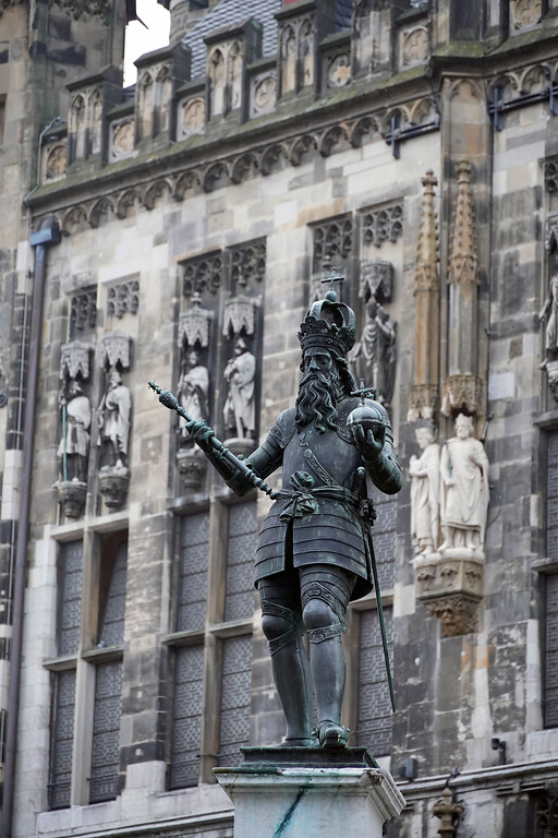Statue Kaiser Karl des Großen auf dem Markplatz vor dem Alten Rathaus in Aachen-Mitte (2021).