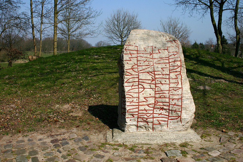 Der Skarthi-Stein (Kopie) mit dem sogenannten Skarthehügel im Hintergrund (2007)