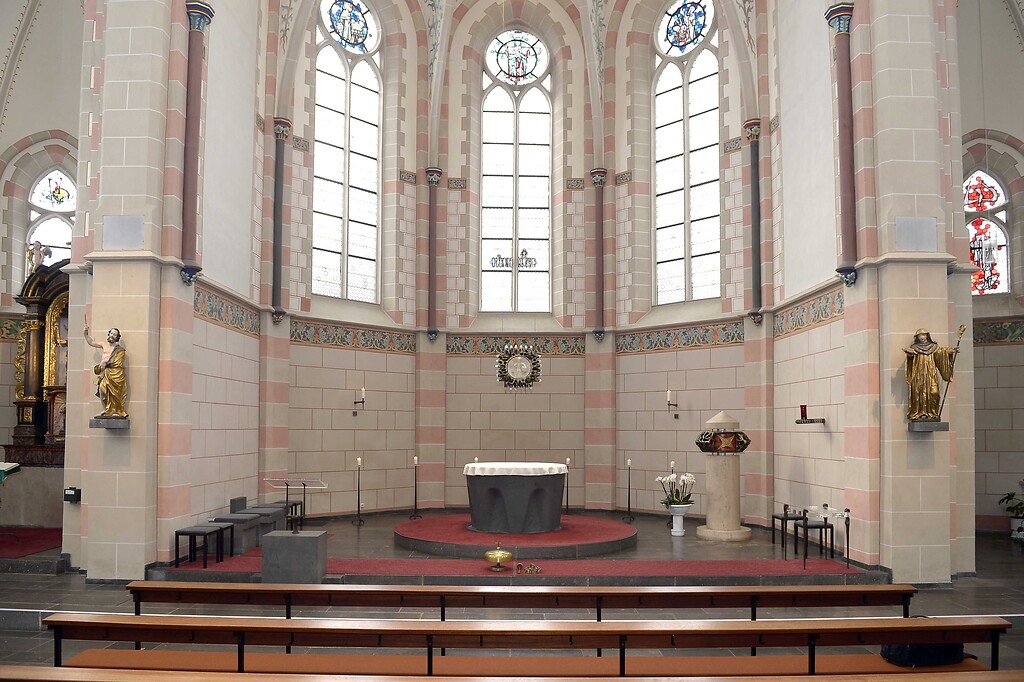 Chorraum der Kirche Sankt Aldegundis und Bartholomäus in Sankt Aldegund