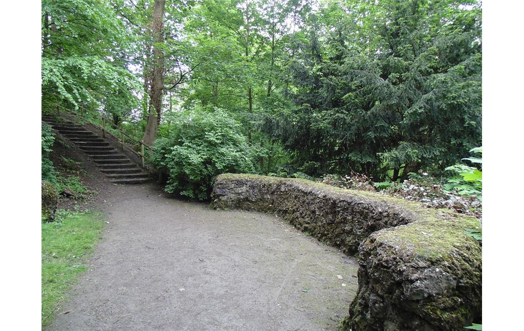 Weg im Felsengarten am Fort Deckstein in Köln-Lindenthal im Frühjahr (2021).