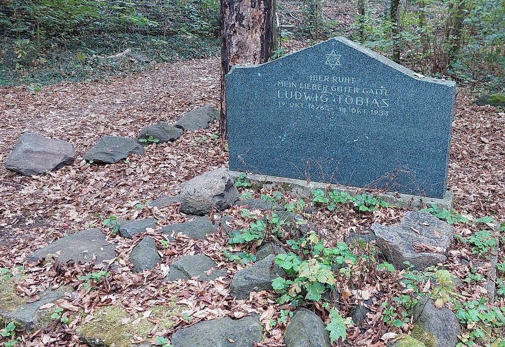 Grabstein auf dem Jüdischen Friedhof am Rosenhügel in Köln-Zündorf (2022): die Grabstätte des Ludwig Tobias (1876-1933).