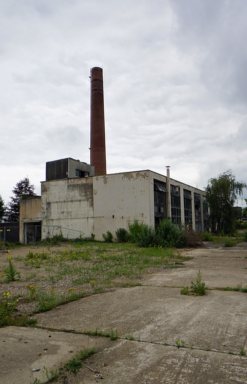 Ein Schornstein und ungenutzte Fabrikanlagen auf dem früheren Gelände der Chemischen Werke Siegel Co. ("Sidol-Werke") in Köln-Braunsfeld (2018).