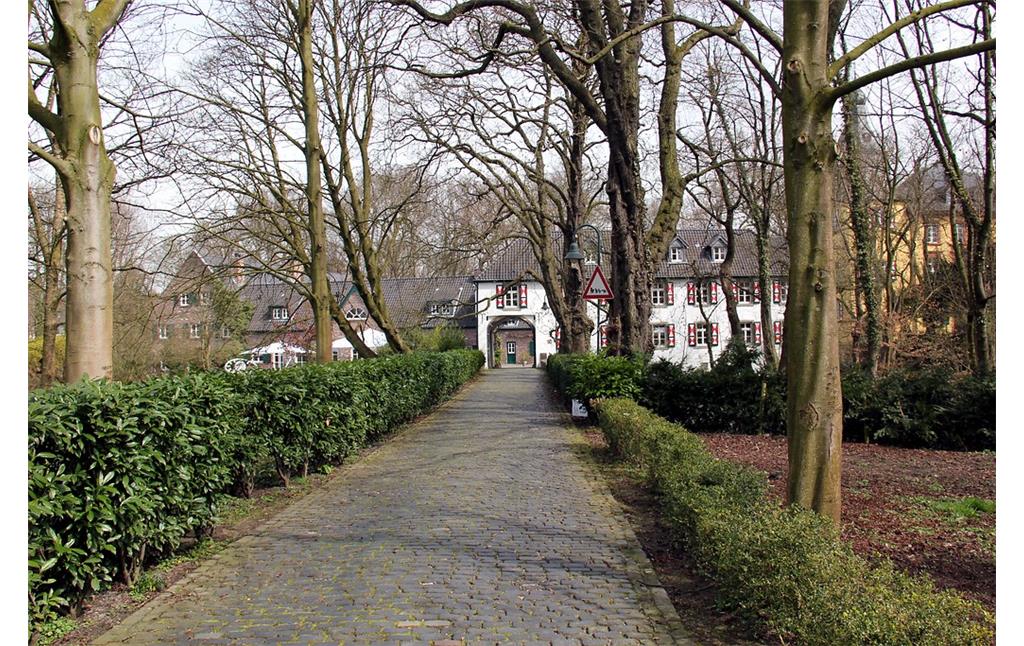 Zufahrt zu Haus Isenburg in Köln-Holweide (2015)