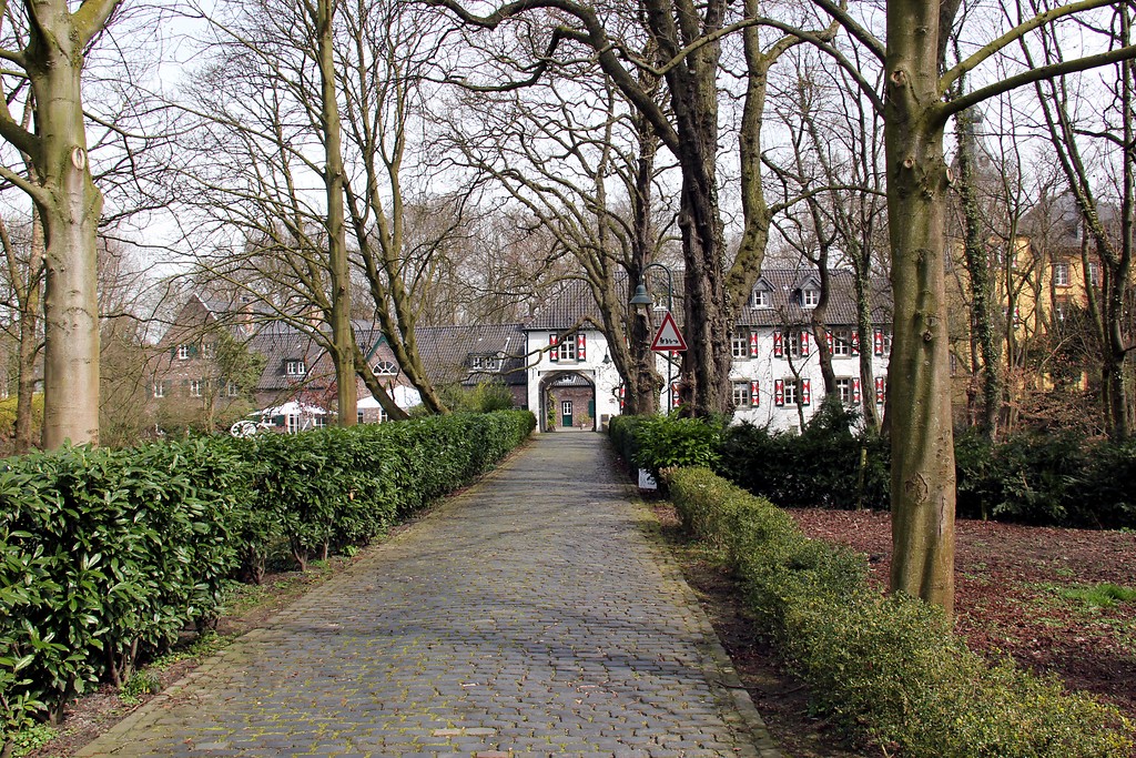 Zufahrt zu Haus Isenburg in Köln-Holweide (2015)