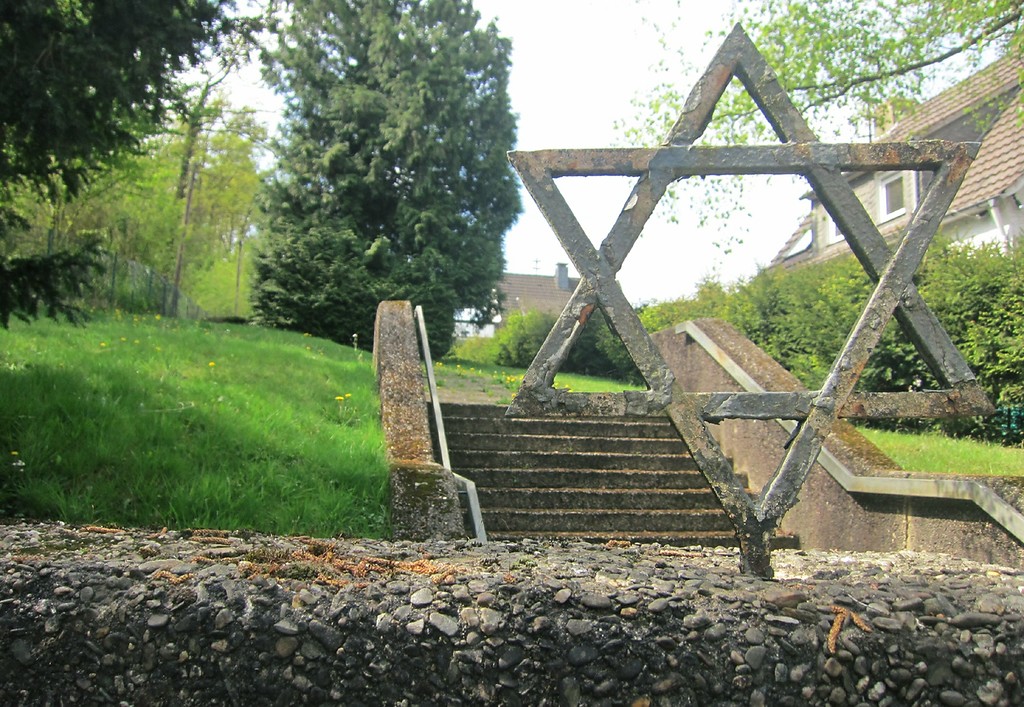 Blick über die Friedhofsmauer des jüdischen Friedhofs in der Herchener Straße in Ruppichteroth (2014)