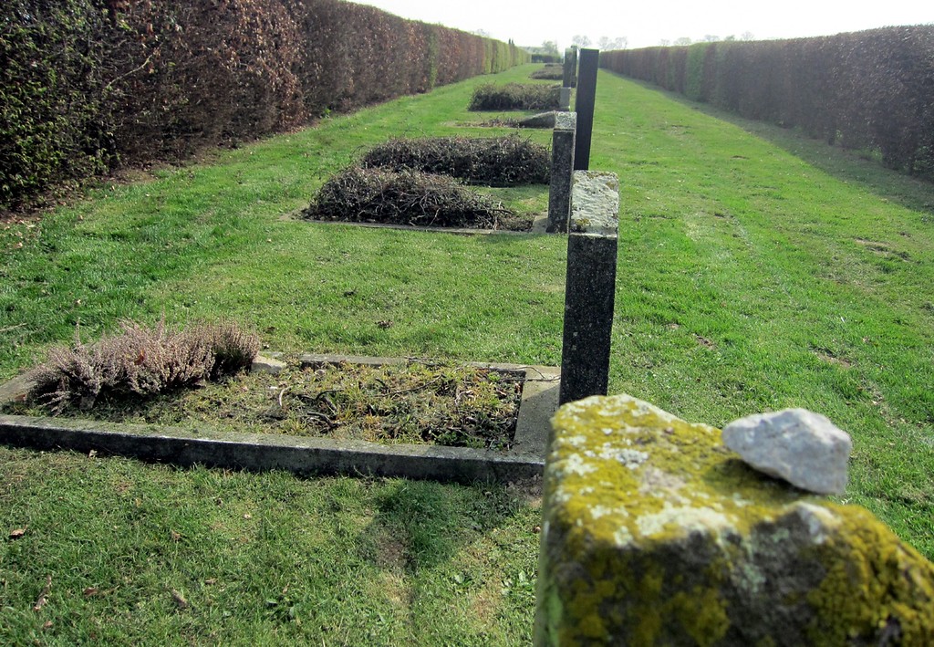 Grabstellen und Grabsteine auf dem Jüdischen Friedhof in Hoerstgen, Breitenwegsallee (2014)