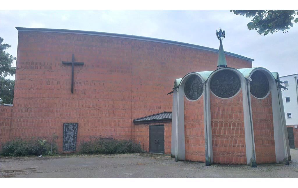 Teilansicht der Katholischen Pfarrkirche St. Elisabeth in Koblenz-Rauental  mit der Taufkapelle (2014)