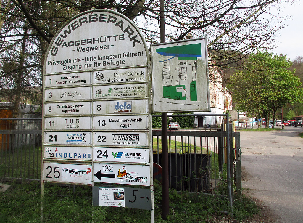 Wegweiser und Lageplan zum "Gewerbepark Aggerhütte" bei Lohmar-Honrath (2017).