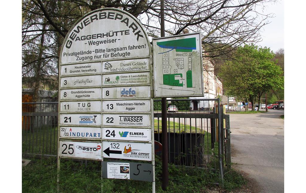 Wegweiser und Lageplan zum "Gewerbepark Aggerhütte" bei Lohmar-Honrath (2017).