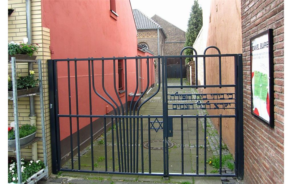 Der Zugang zur Synagoge in Stommeln (2012).