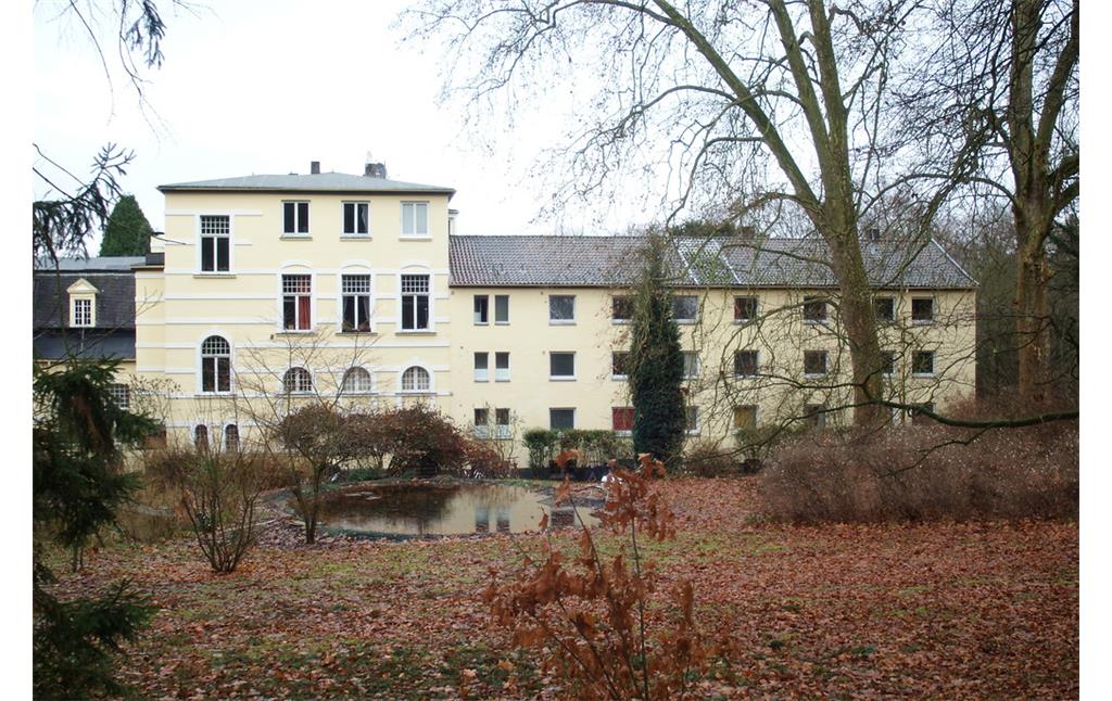 Die rechte Hälfte der Vorderseite von Schloss Annaberg, vom Garten aus gesehen