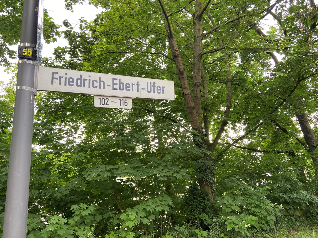 Straßenschild des Friedrich-Ebert-Ufers in Köln-Porz (2023).