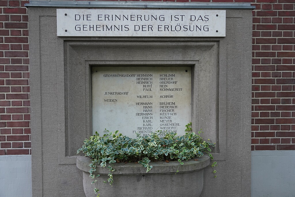 Gedenktafel für gefallene Soldaten an der evangelischen Kirche Jochen-Klepper-Haus an der Aachener-Straße in Köln-Weiden (2021)