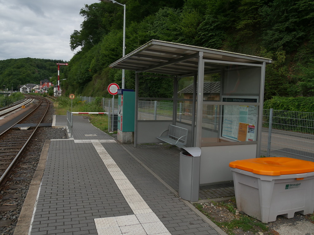 Modernes Wartehäuschen mit Kassenautomat auf dem Bahnhof Aumenau in Villmar-Aumenau (2017)
