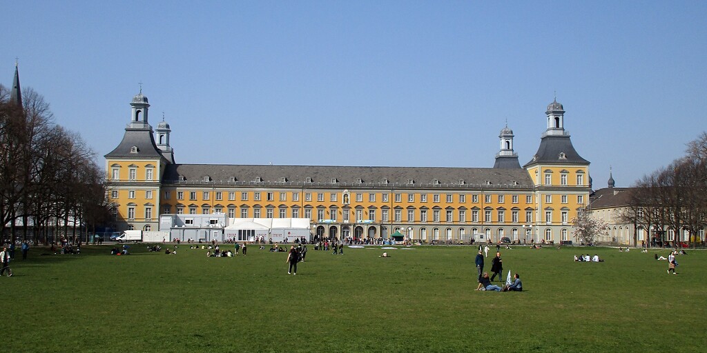Blick über den Bonner Hofgarten auf das heutige Hauptgebäude der Universität Bonn, das vormalige Kurfürstliche Schloss (2022).