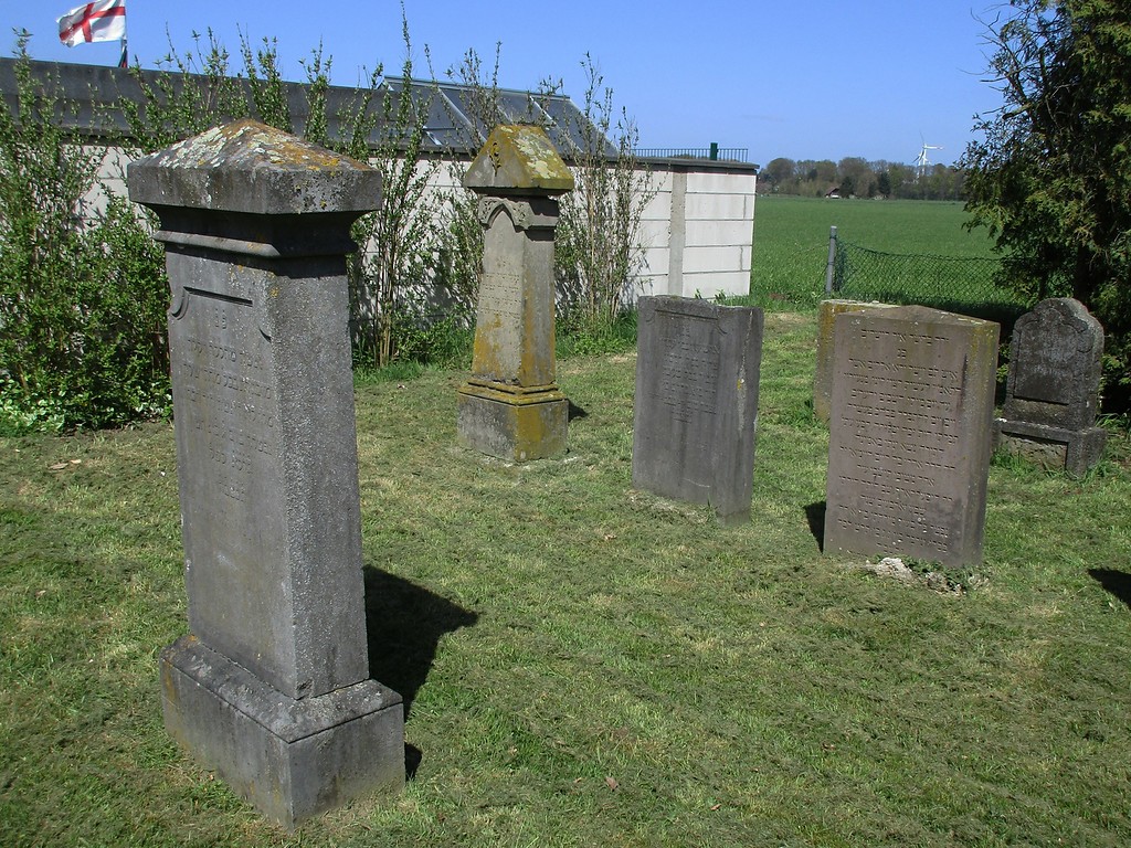 Grabsteine auf dem neuen Judenfriedhof in Goch (2016).