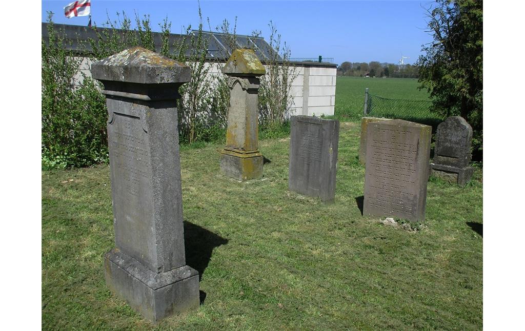 Grabsteine auf dem neuen Judenfriedhof in Goch (2016).