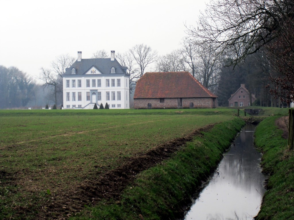 Haus Kolk in Uedem mit Scheune und Wassergraben von Norden aus gesehen (2011).