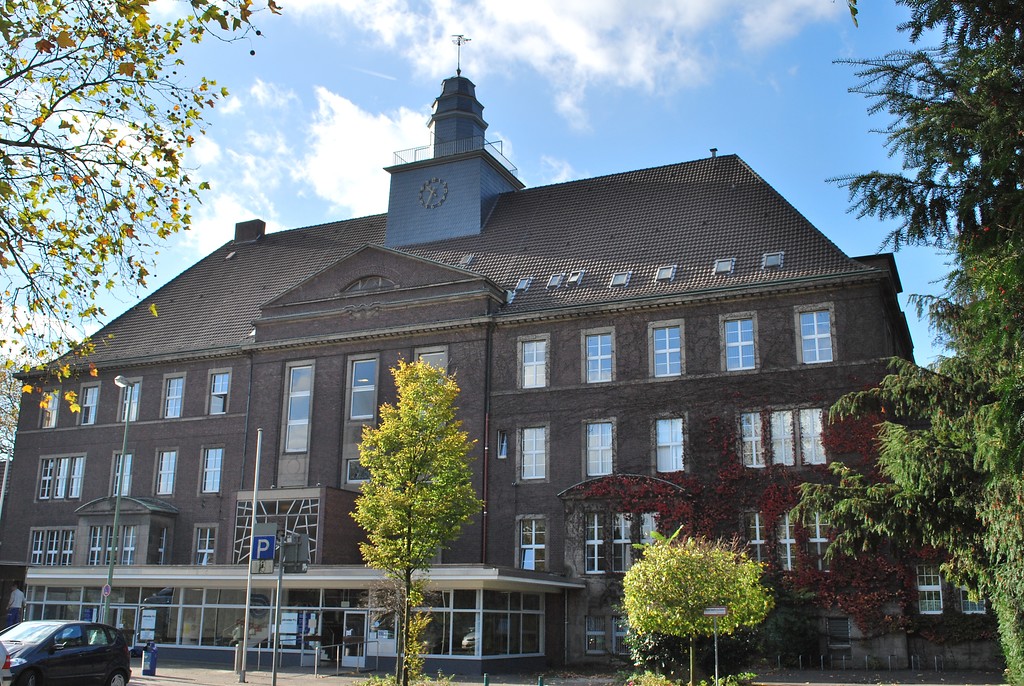Bezirksrathaus Rheinhausen in Duisburg (2013). Der Haupteingang des Bezirksrathauses Rheinhausen ist die Rückseite der ehemaligen Schule.