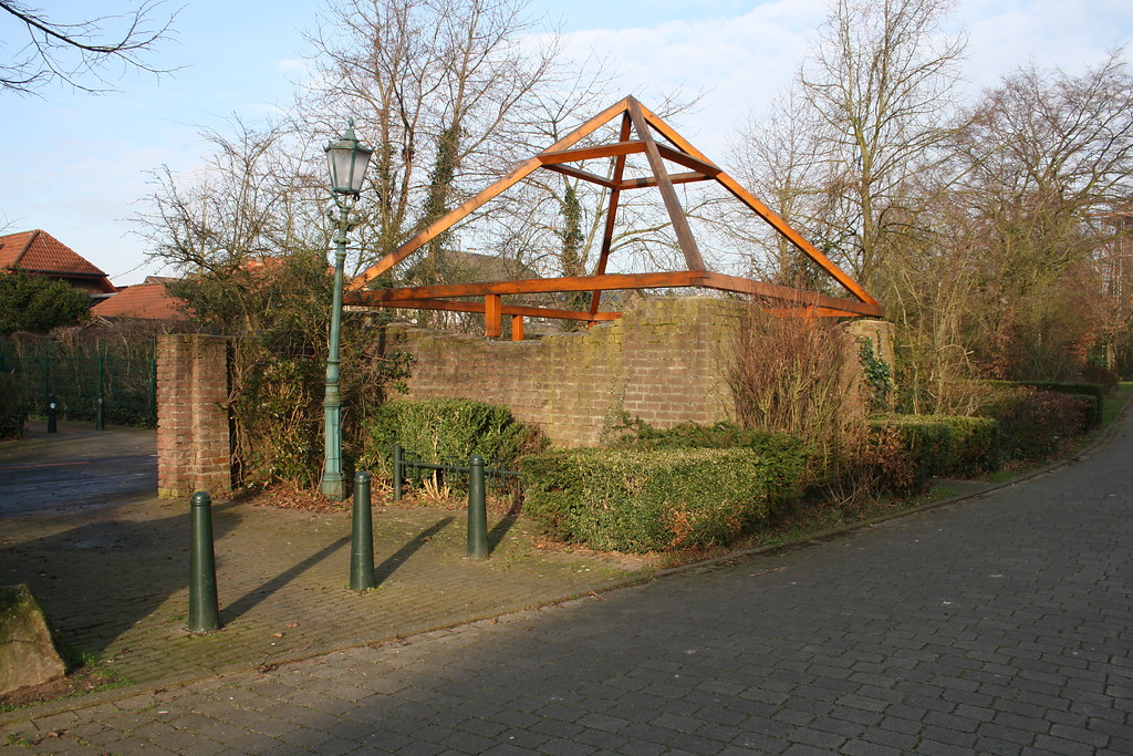 Am Standort des alten Siechenhauses in Sonsbeck erbautes Denkmal in Form eines rechteckig ummauerten Bereiches mit pyramidenförmigem Dachstuhl aus Holz (2014)