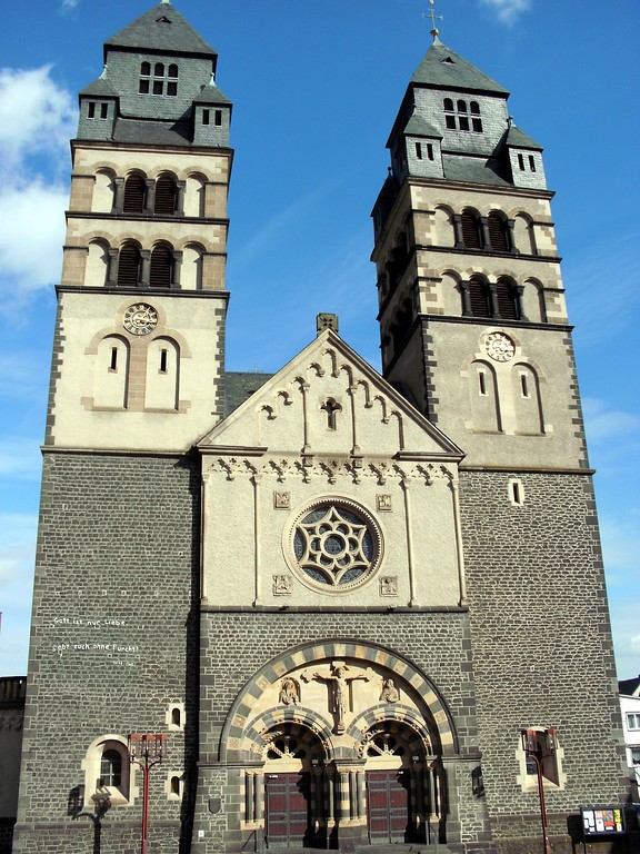 Die katholische Pfarrkirche Herz-Jesu in Mayen, Blick auf die westliche Fassade (2013).