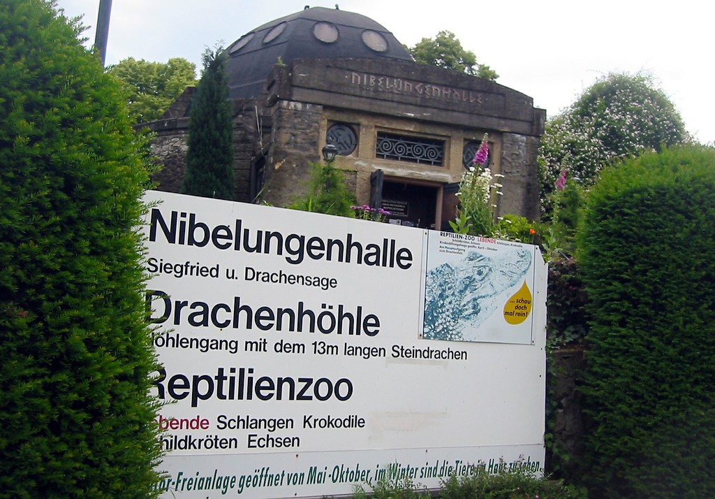 Die Nibelungenhalle am Weg zum Drachenfels in Königswinter (2011).