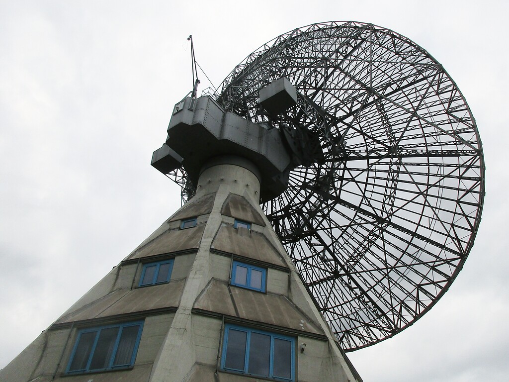 Der 25 Meter Durchmesser große Spiegel des Radioteleskops Astropeiler Stockert bei Bad Münstereifel-Eschweiler (2020).
