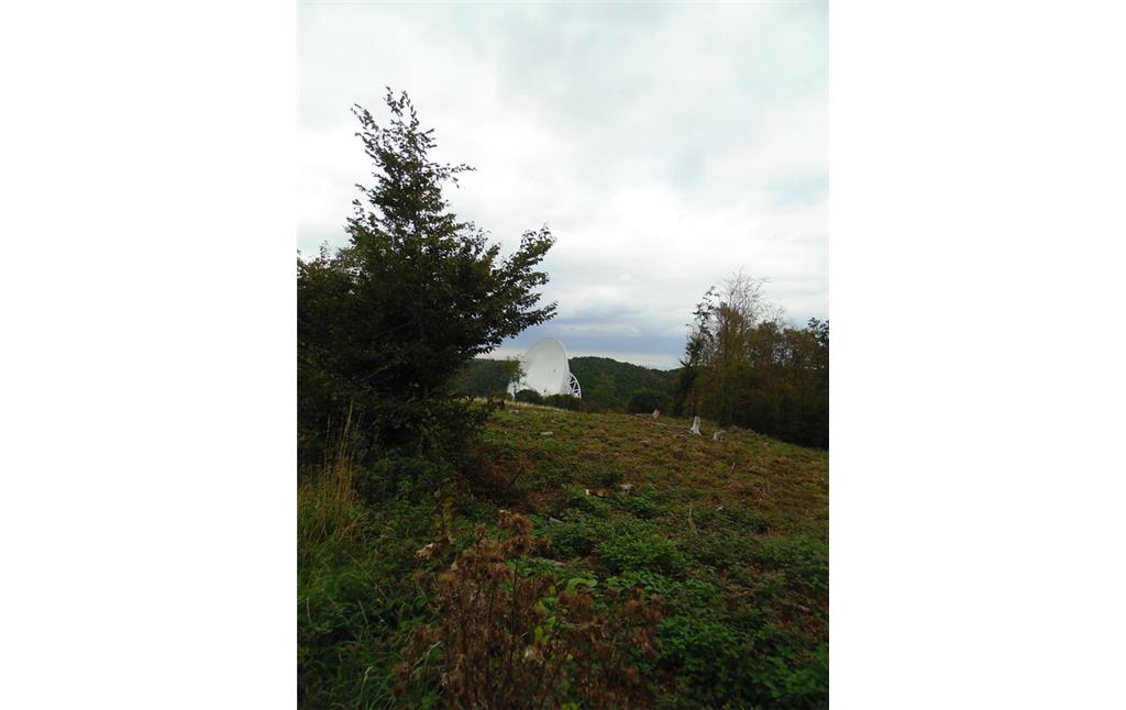 Blick von einer Anhöhe aus auf das in einem Tal gelegene Radioteleskop Effelsberg des Max-Planck-Instituts für Radioastronomie bei Bad Münstereifel-Effelsberg (2020).