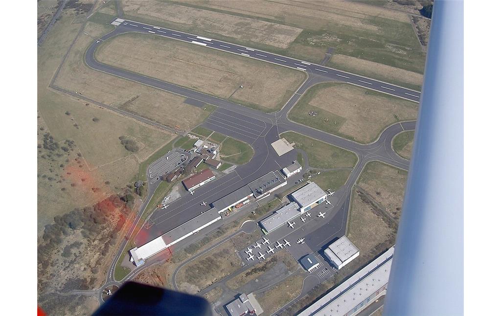 Luftaufnahme von einem Überflug über den Siegerland Flughafen (Verkehrsflughafen Burbach), auf dessen Start- und Landebahn von 1978 bis 2000 Autorennen ausgetragen wurden (2010).