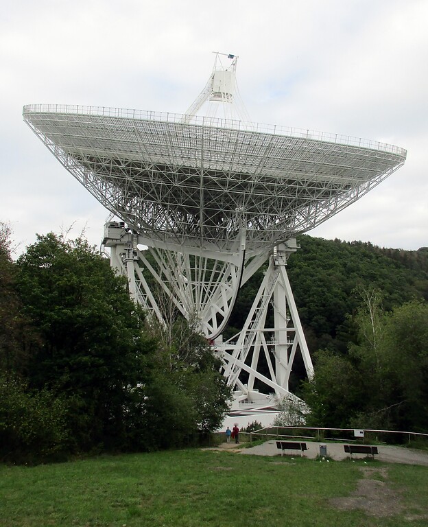 Das Radioteleskop Effelsberg bei Bad Münstereifel-Effelsberg gehört mit 100 Meter Durchmesser seines Parabolspiegels zu den größten vollbeweglichen Radioteleskopen der Erde (2020).