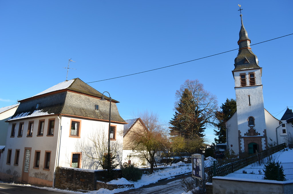 Altes evangelisches Pfarrhaus und evangelische Kirche Seibersbach (2017)