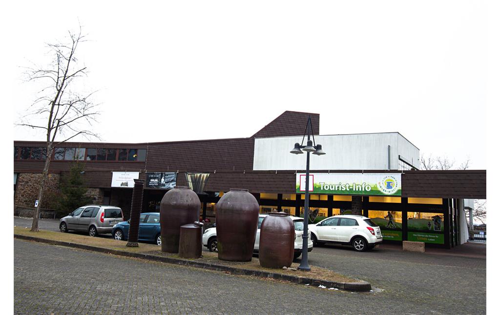 Im vorderen Teil des Keramikmuseums Westerwald ist die Touristinfo der Verbandsgemeinde Höhr-Grenzhausen untergebracht (2021)