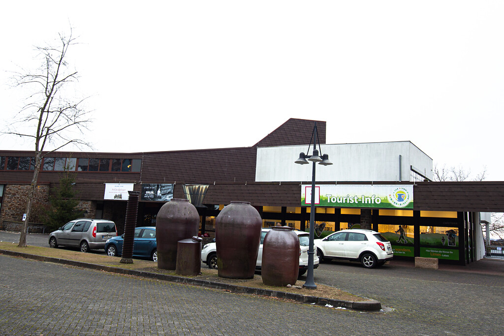 Im vorderen Teil des Keramikmuseums Westerwald ist die Touristinfo der Verbandsgemeinde Höhr-Grenzhausen untergebracht (2021)