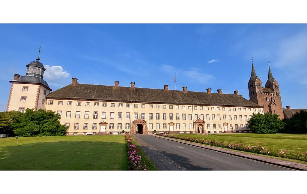 Ehemalige reichsunmittelbare Benediktinerabtei Corvey bei Höxter (2021); unter dem Titel "Das Karolingische Westwerk und die Civitas Corvey" 2014 von der UNESCO als Weltkulturerbe anerkannt.