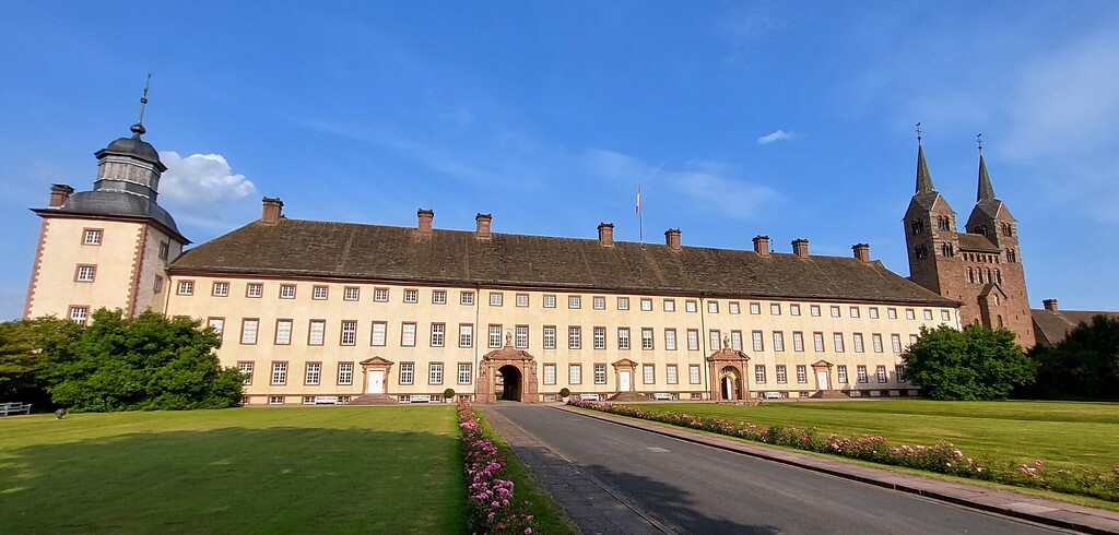 Ehemalige reichsunmittelbare Benediktinerabtei Corvey bei Höxter (2021); unter dem Titel "Das Karolingische Westwerk und die Civitas Corvey" 2014 von der UNESCO als Weltkulturerbe anerkannt.