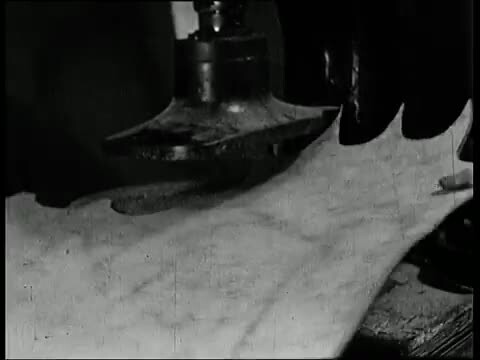 Historische Filmaufnahmen (ohne Ton) mit Einblicken in die Schuhfertigung (Lederverarbeitung) in einer Schuhfabrik in Pirmasens (1950er Jahre)