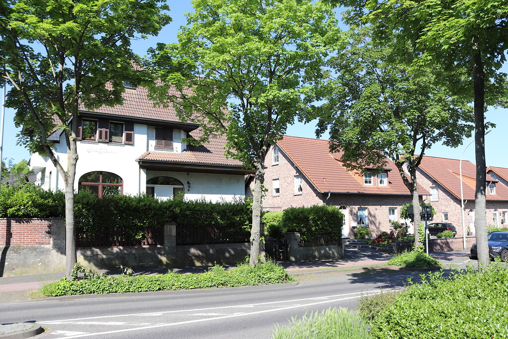 Werkshaus "Haus Hildebrand" (links) aus den 1910er Jahre und moderne Nachverdichtung in der Werkssiedlung Palenberg (2021)