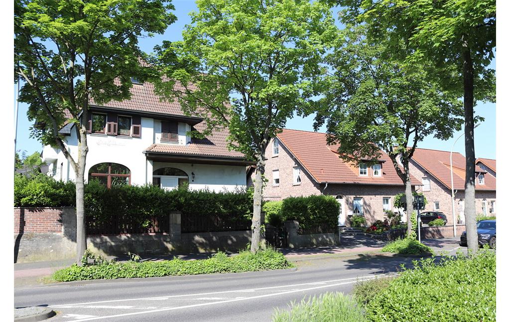Werkshaus "Haus Hildebrand" (links) aus den 1910er Jahre und moderne Nachverdichtung in der Werkssiedlung Palenberg (2021)