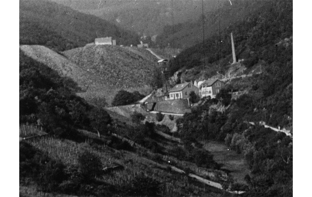 Blick ins Volkenbachtal mit dem Grubenfeld Ernestine (Wilhelm-Erbstollen) und die Grube Rennseiter mit der großen Halde (1920er Jahre)