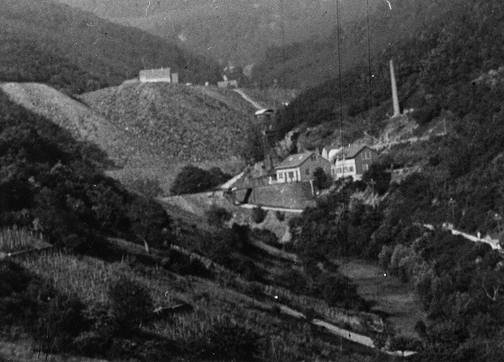 Blick ins Volkenbachtal mit dem Grubenfeld Ernestine (Wilhelm-Erbstollen) und die Grube Rennseiter mit der großen Halde (1920er Jahre)