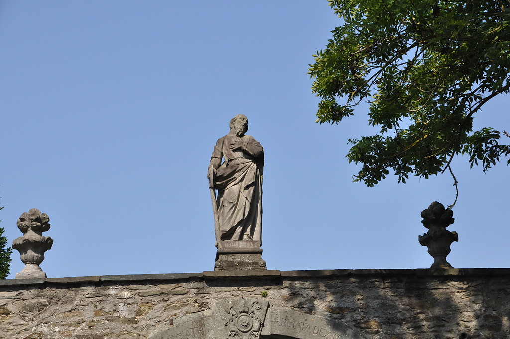 Statue des heiligen Matthias auf der Matthiaspforte in Villmar (2019)