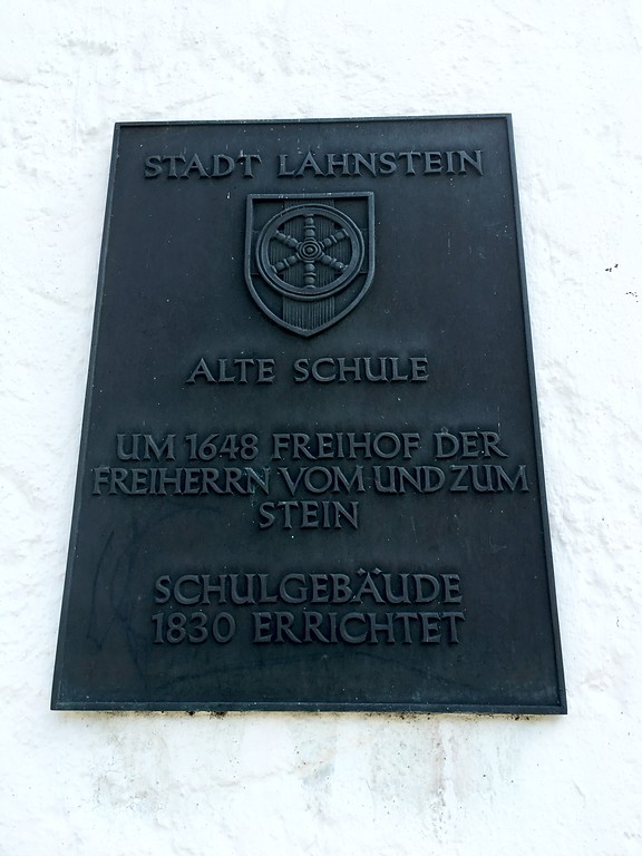 Inschriftentafel an der Freiherr-vom-Stein-Schule in Oberlahnstein (2016)