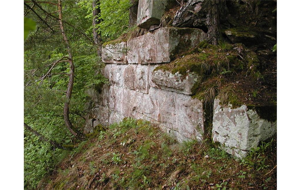 Burgruine Erfenstein bei Esthal: Stumpf des Bergfrieds von Alt-Erfenstein (2003).