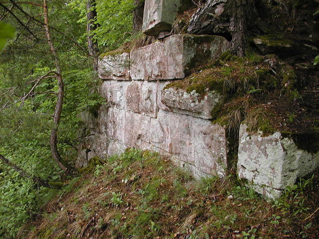Burgruine Erfenstein bei Esthal: Stumpf des Bergfrieds von Alt-Erfenstein (2003).